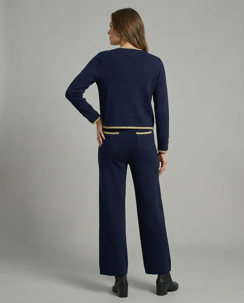 Edles Strick-Zweiteiler mit kurzem Knopfcardigan und hochtaillierter Weitbein-Hose