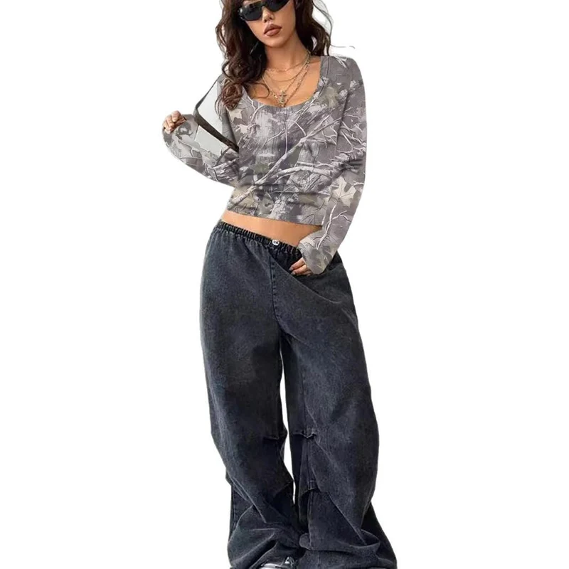 Damen Camouflage Langarmshirt mit V-Ausschnitt und modernen Details