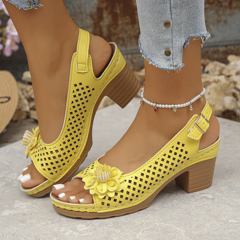 Damen Elegante und luftige Sandalen mit Blumenapplikationen