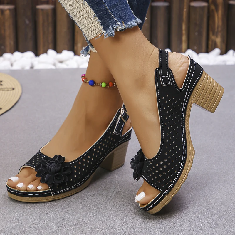 Damen Elegante und luftige Sandalen mit Blumenapplikationen