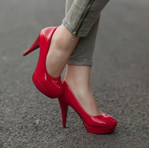 Damen Hochglanz Stiletto-Pumps mit modischem Plateau Nord Taschen