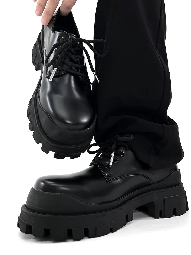 Moderne Lederschuhe mit Dicker Sohle