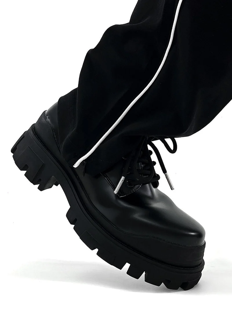 Moderne Lederschuhe mit Dicker Sohle