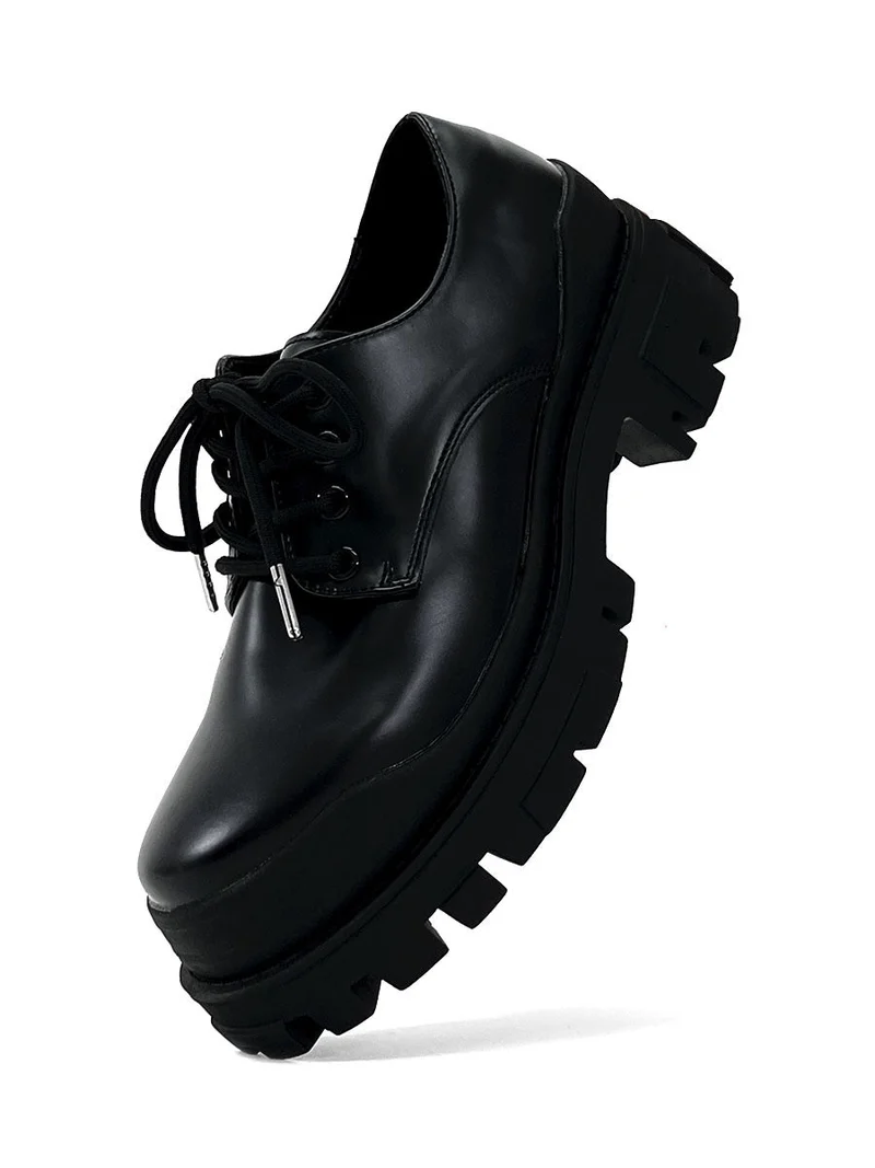 Moderne Lederschuhe mit Dicker Sohle