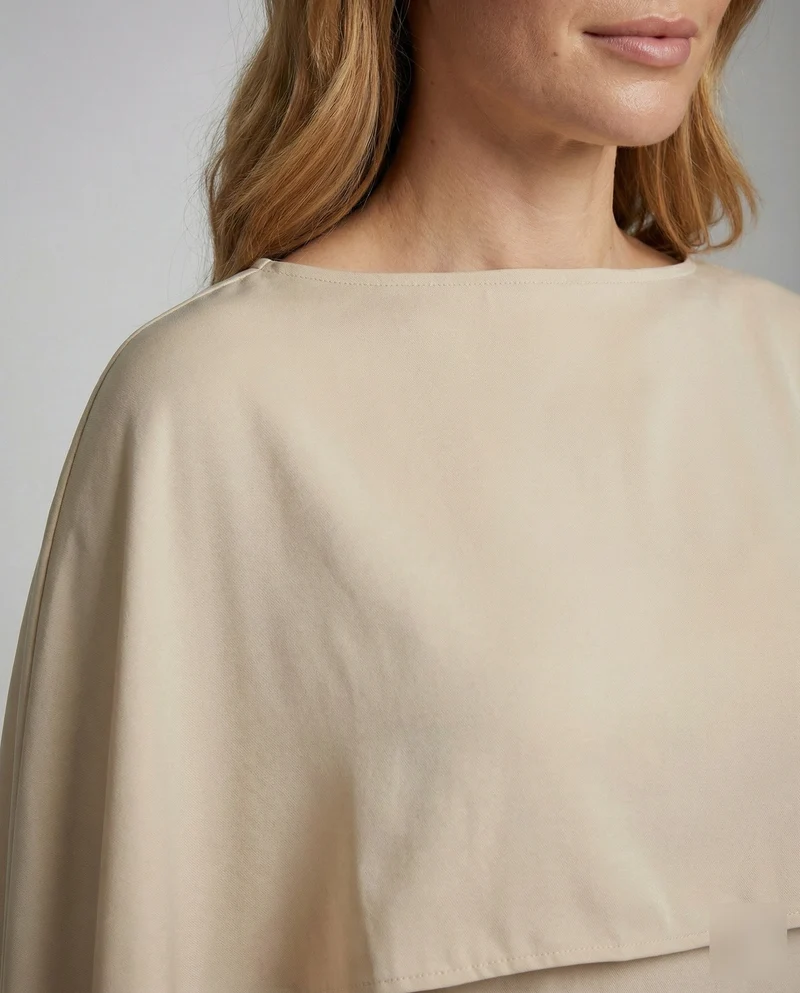 Damen fließendes Schiffchen-Cape-Maxikleid