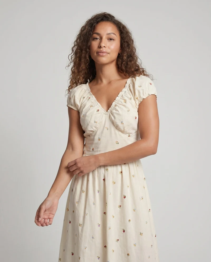 Damen Maxikleid mit verspielten Rüschendetails und floralem Muster
