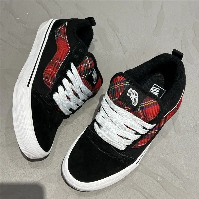 Damen Sneakers mit kariertem Obermaterial und robustem Veloursleder