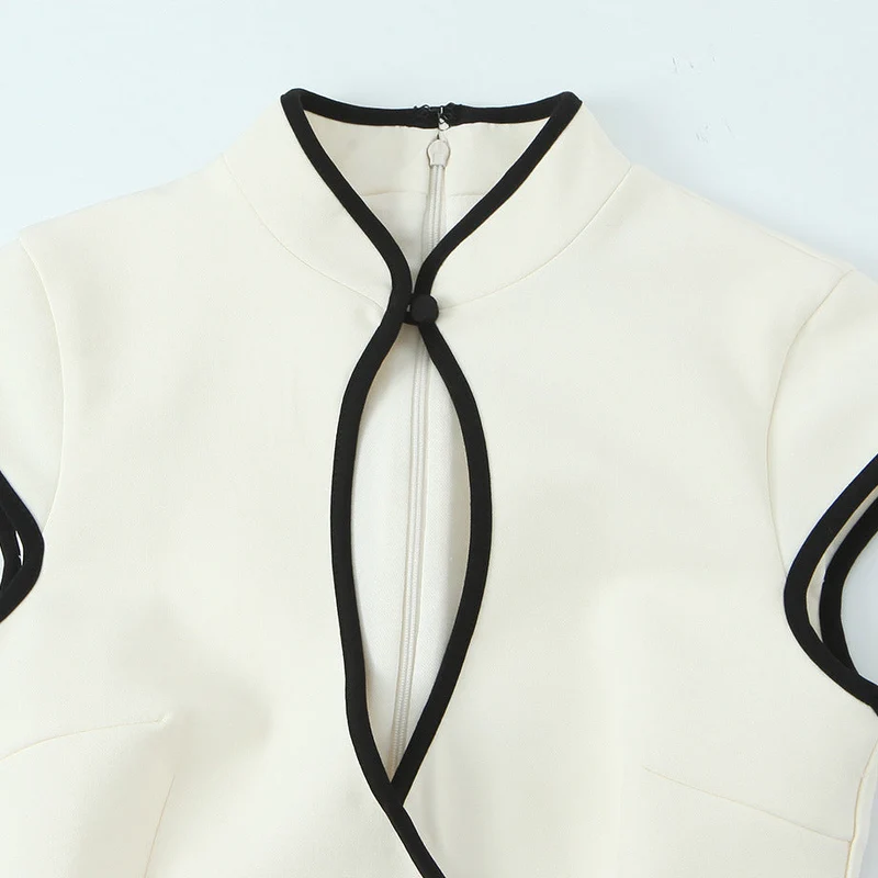 Damenkleid mit innovativem Schlüsselstell-Ausschnitt und figurbetontem Schnitt