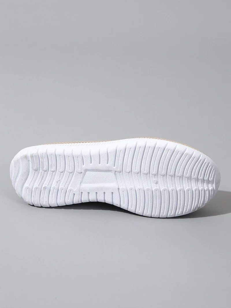Schicke Sneaker Mit Kettenbesatz