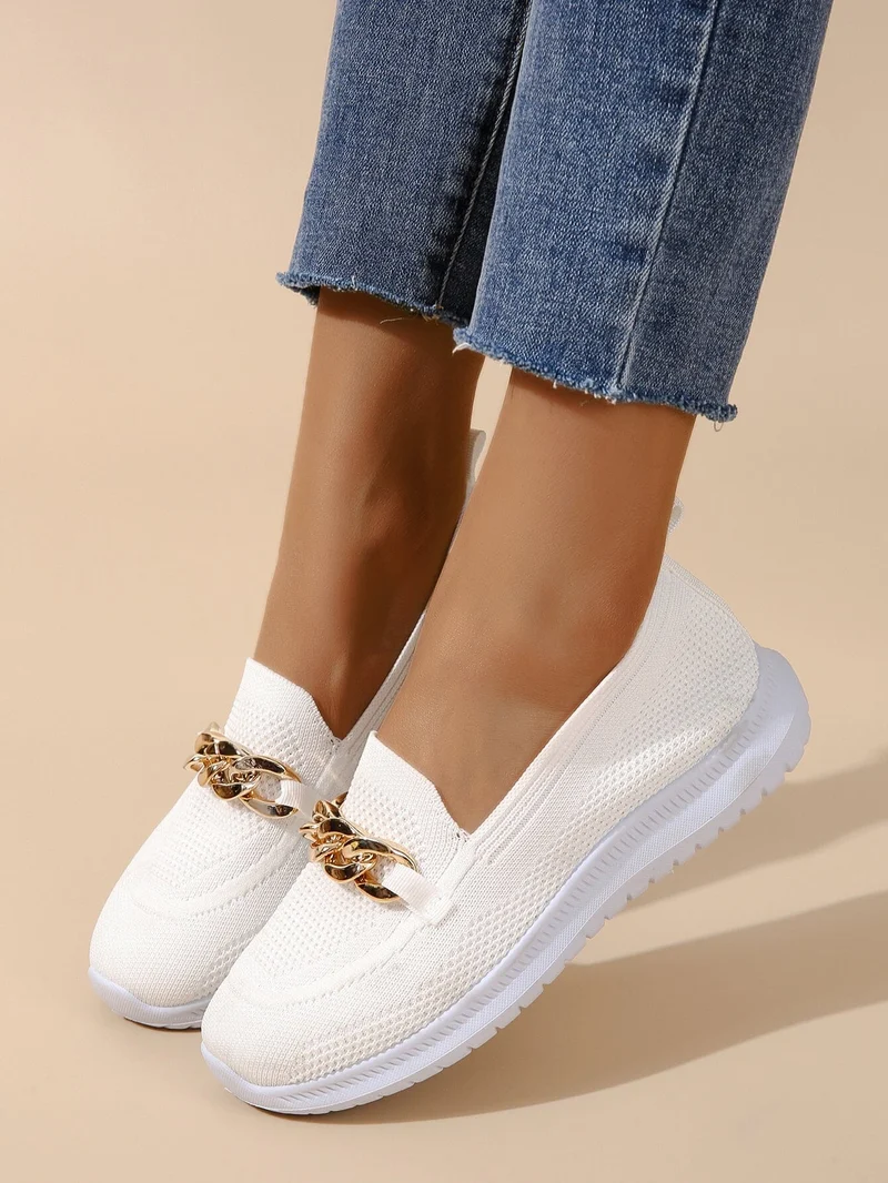 Schicke Sneaker Mit Kettenbesatz