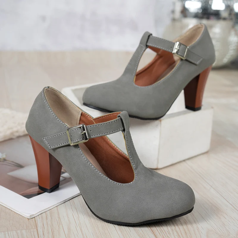 Damen T-strap Pumps mit eleganter Absatzhöhe und verstellbarem Riemen