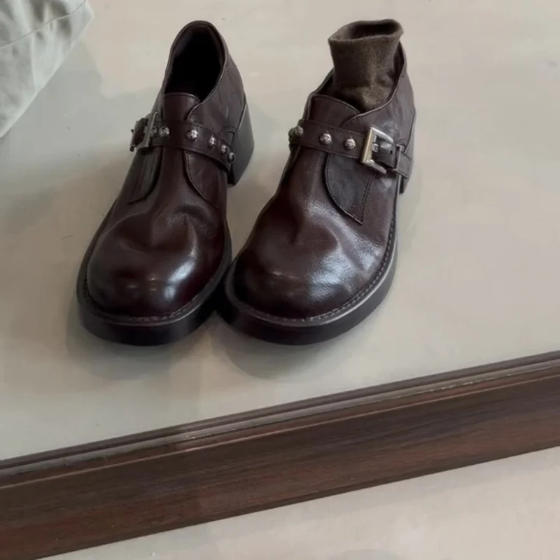 Damen Stiefeletten mit dekorativer Schnalle und robustem Blockabsatz