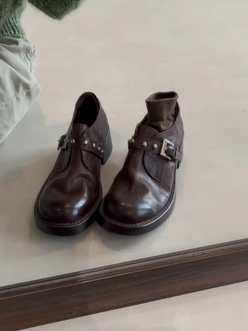 Damen Stiefeletten mit dekorativer Schnalle und robustem Blockabsatz