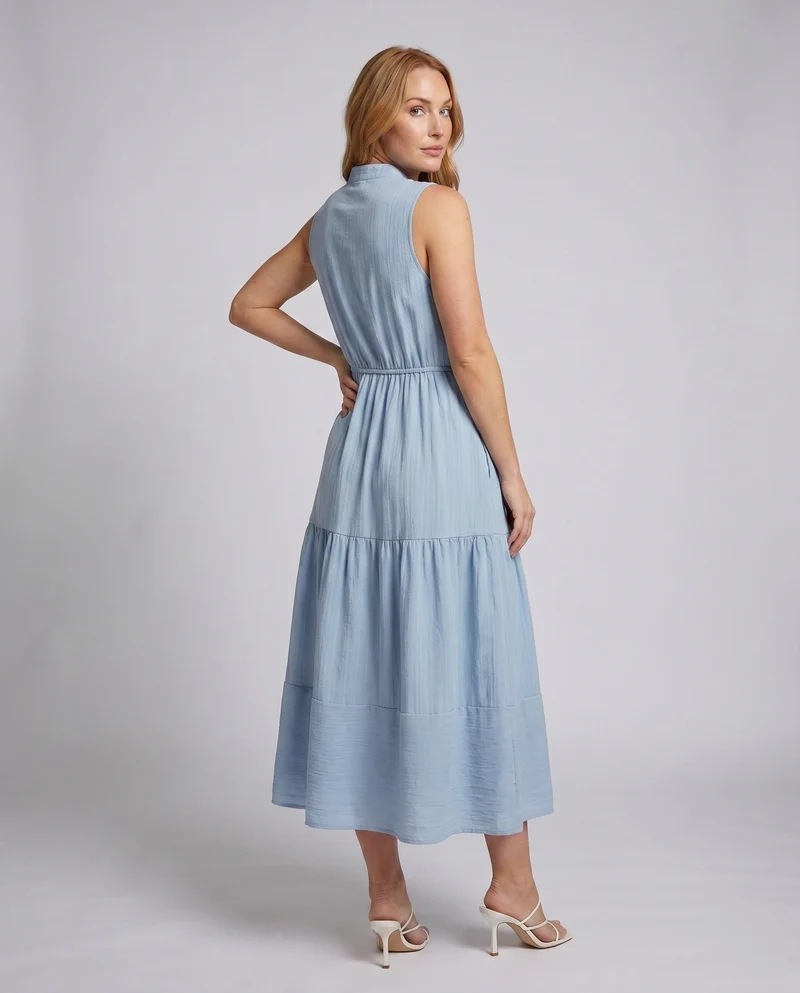 Damen Maxikleid mit knopfverzierten Details und fließendem Rock