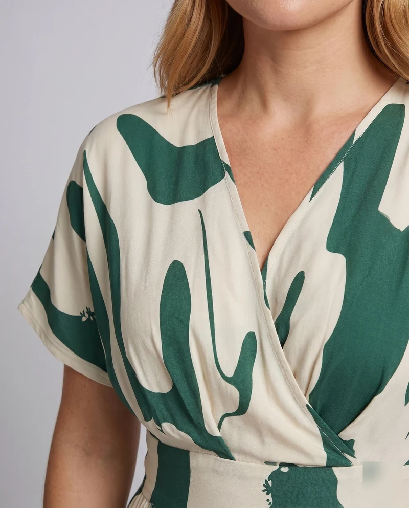 Damen Maxikleid mit elegantem Wickeldesign und grafischem Muster