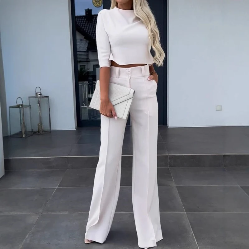 Damen Kombination aus cropped Oberteil und weit geschnittenen Hose