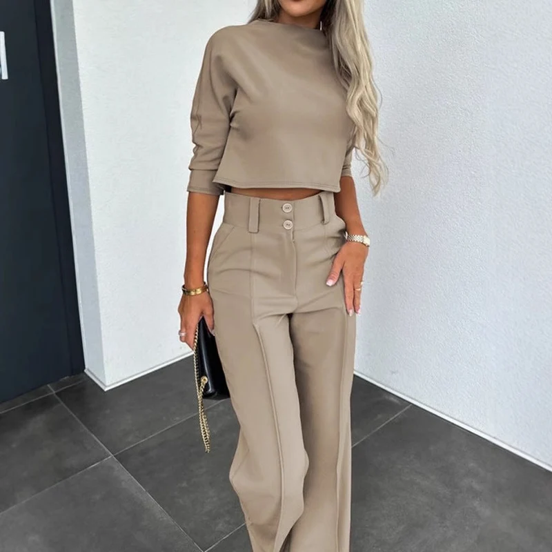 Damen Kombination aus cropped Oberteil und weit geschnittenen Hose