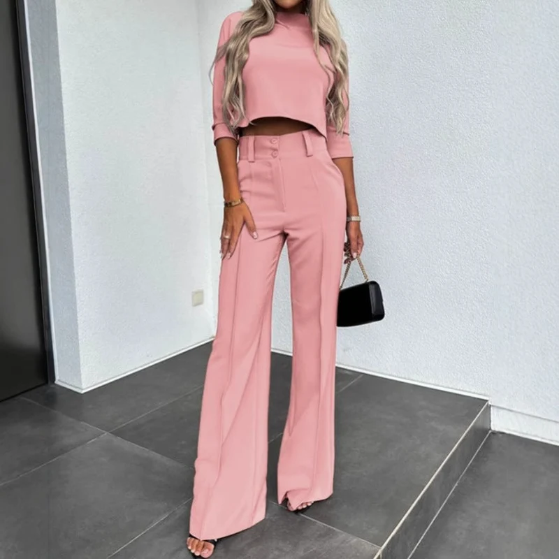 Damen Kombination aus cropped Oberteil und weit geschnittenen Hose