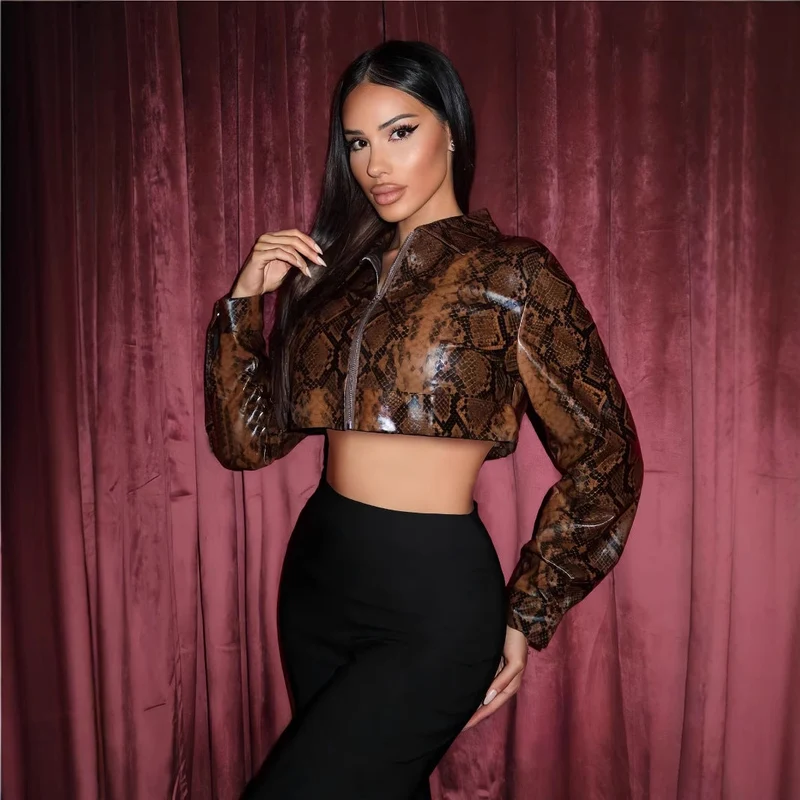 Damen cropped Kunstlederjacke im Schlangenprint