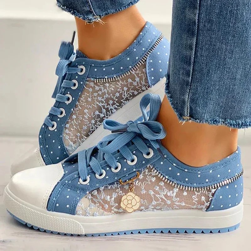 Flache Schuhe mit Spitzenkante