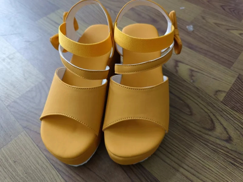 Damen Wedge-Sandalen mit dekorativem Schleifen-Detail und elastischem Riemen