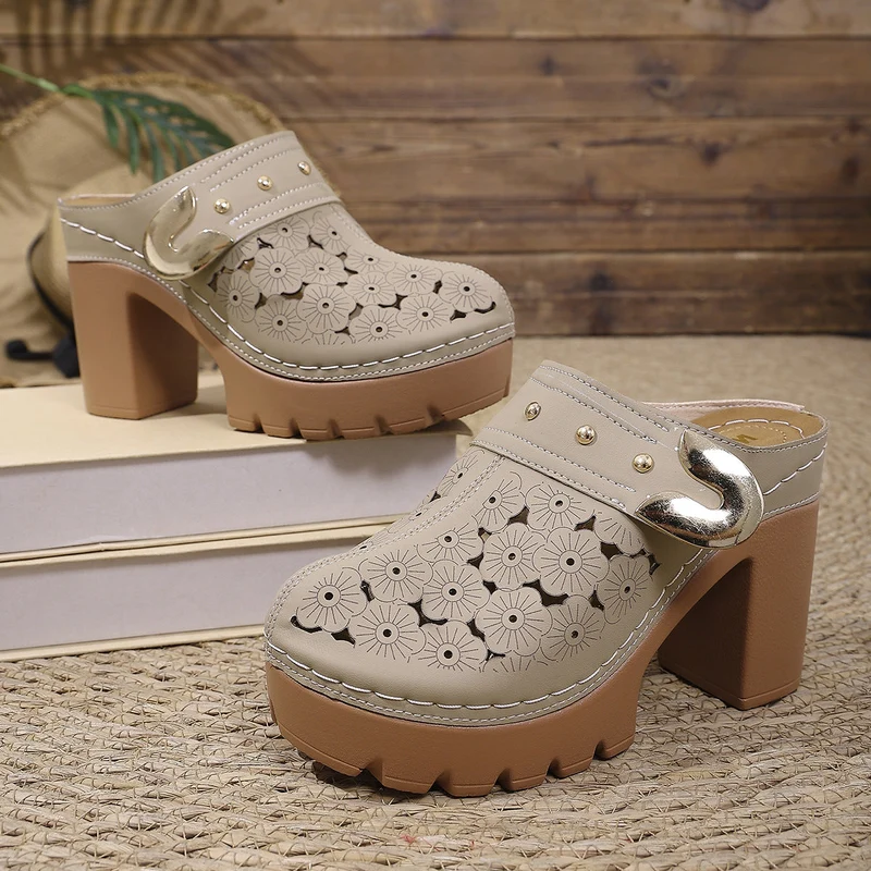 Damen Komfortable Clogs mit floraler Lochmusterung