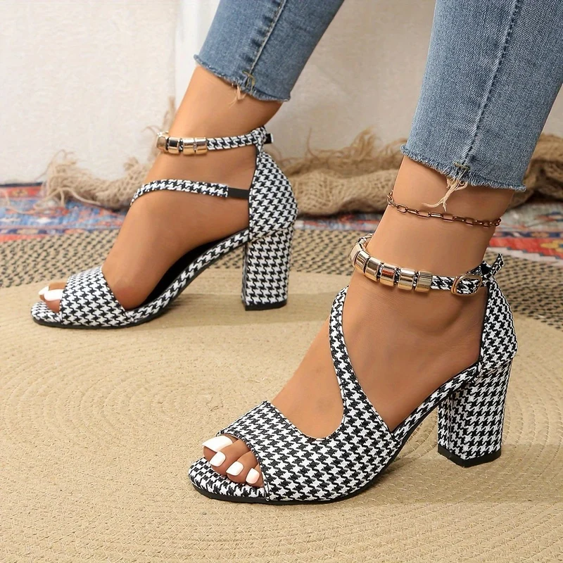 Damen Absatzsandalen mit transparenten Riemen und glitzerndem Akzent