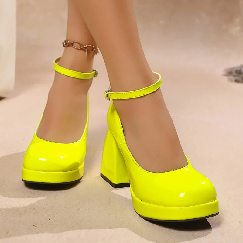 Damen Blockabsatz-Pumps mit elegantem Schnallenverschluss und modischer Hochglanz-Optik