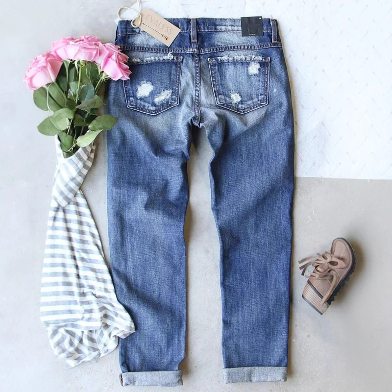 Damen Ripped Jeans mit modischen Patches und lässigem Schnitt