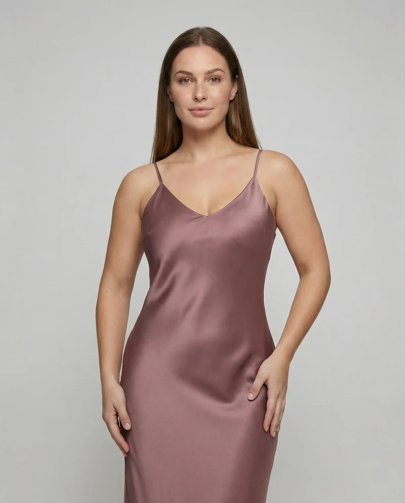 Damen nan schräg geschnittenes Satin-Maxikleid im Slip-Stil mit V-Ausschnitt und feinen Spaghettiträgern