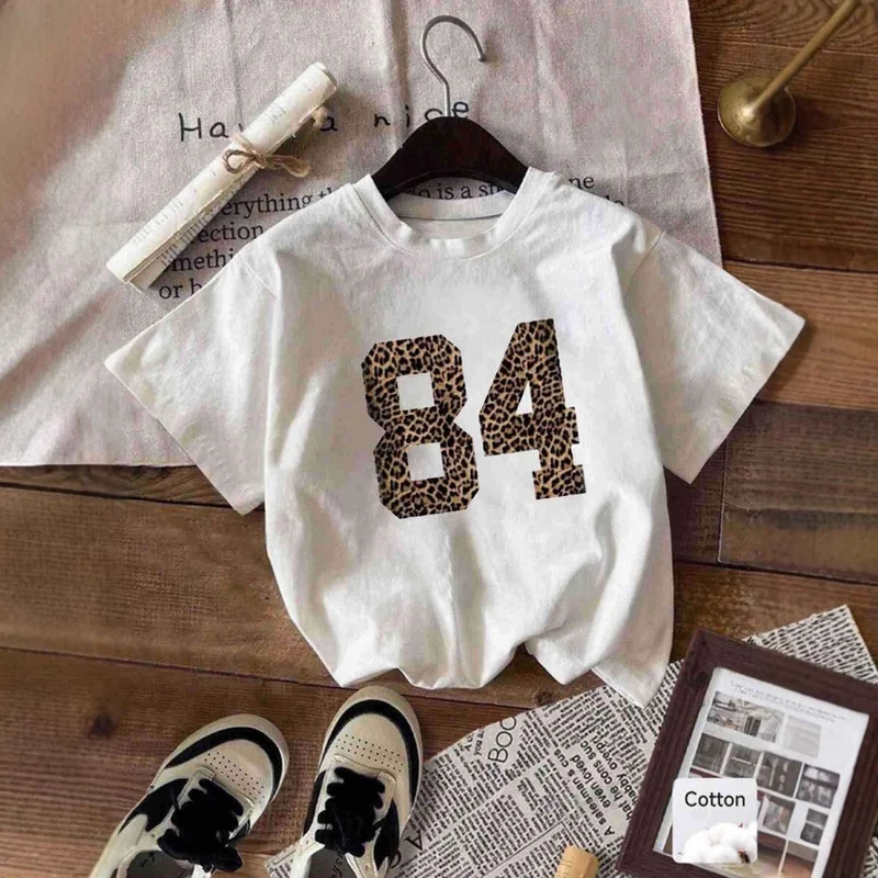 Damen T-Shirt mit kreativem Schriftzug im modernen Graffiti-Stil Nord Taschen