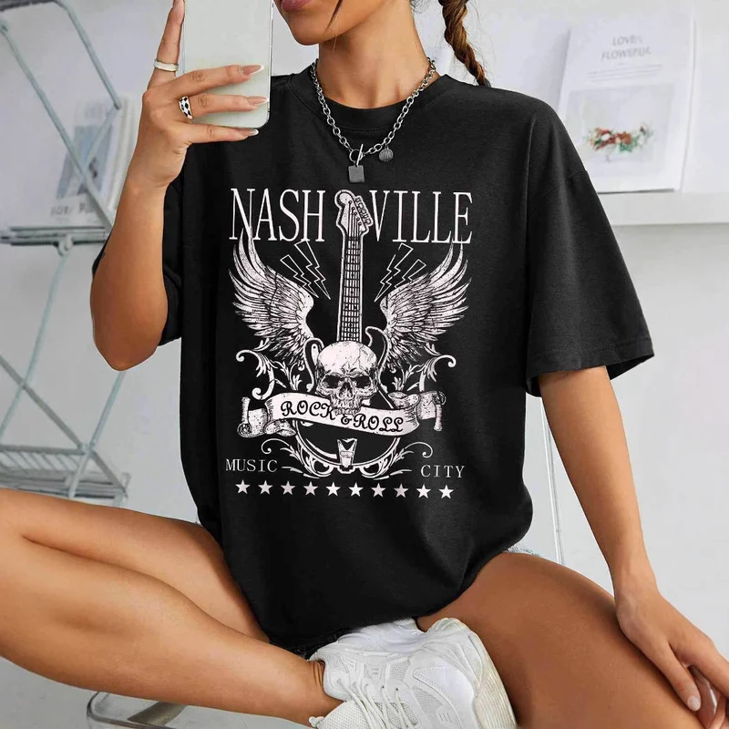 Damen T-Shirt mit kreativem Schriftzug im modernen Graffiti-Stil Nord Taschen