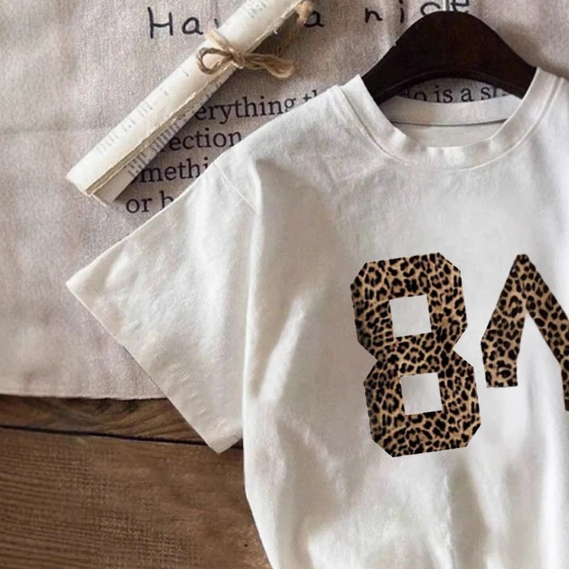 Damen T-Shirt mit kreativem Schriftzug im modernen Graffiti-Stil Nord Taschen