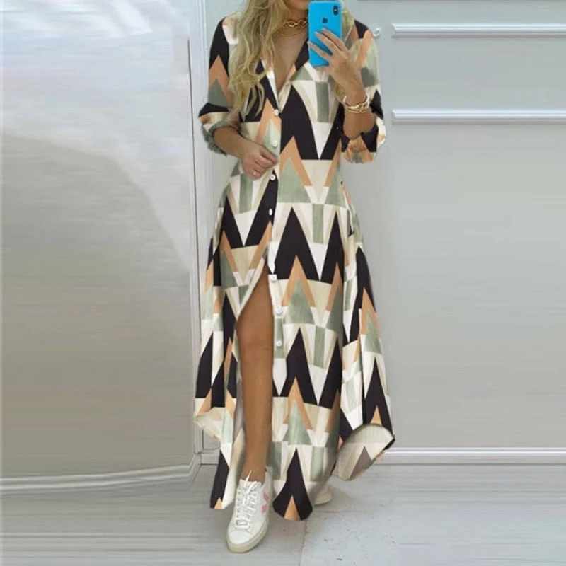 Damen Maxikleid mit Aufdruck im Zeitungslayout und seitlichem Schlitz