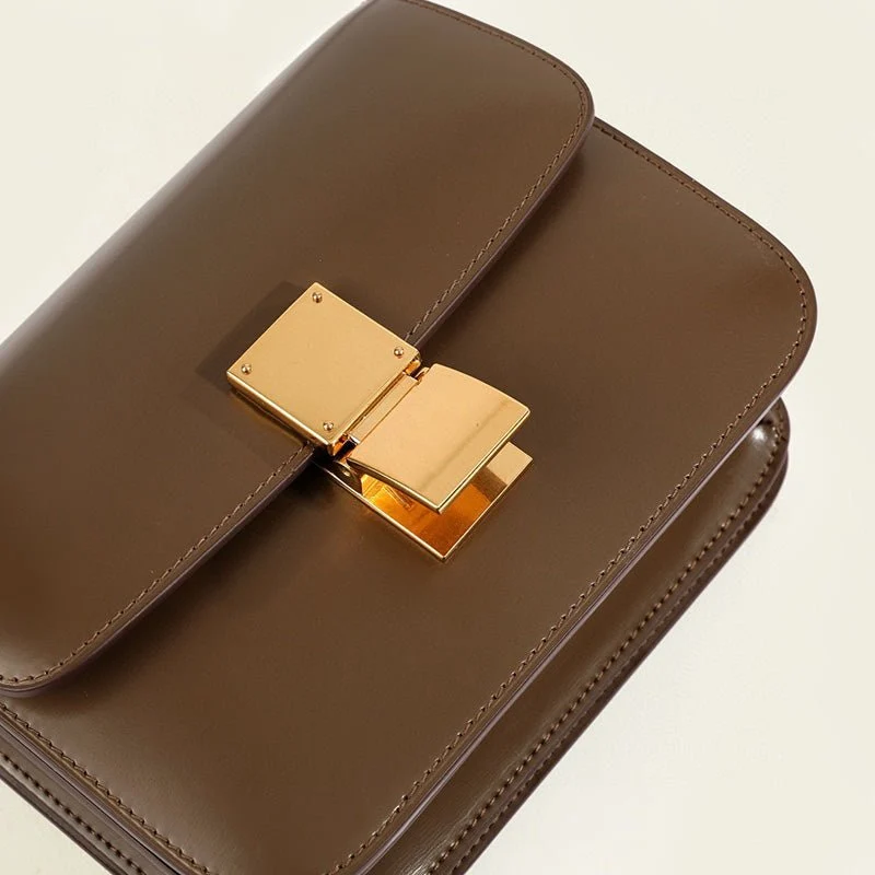 Klassische Schultertasche mit Klappe