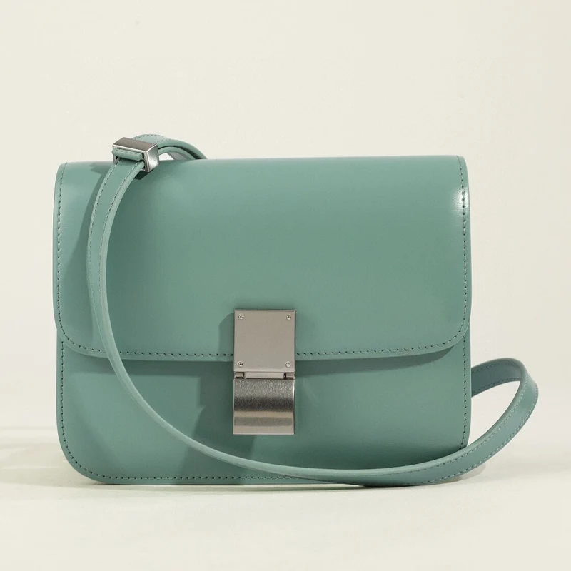 Klassische Schultertasche mit Klappe