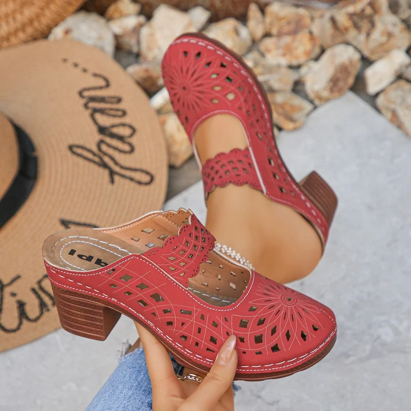 Damen Offene Clogs mit filigranem Muster und holz-ähnlichem Absatz