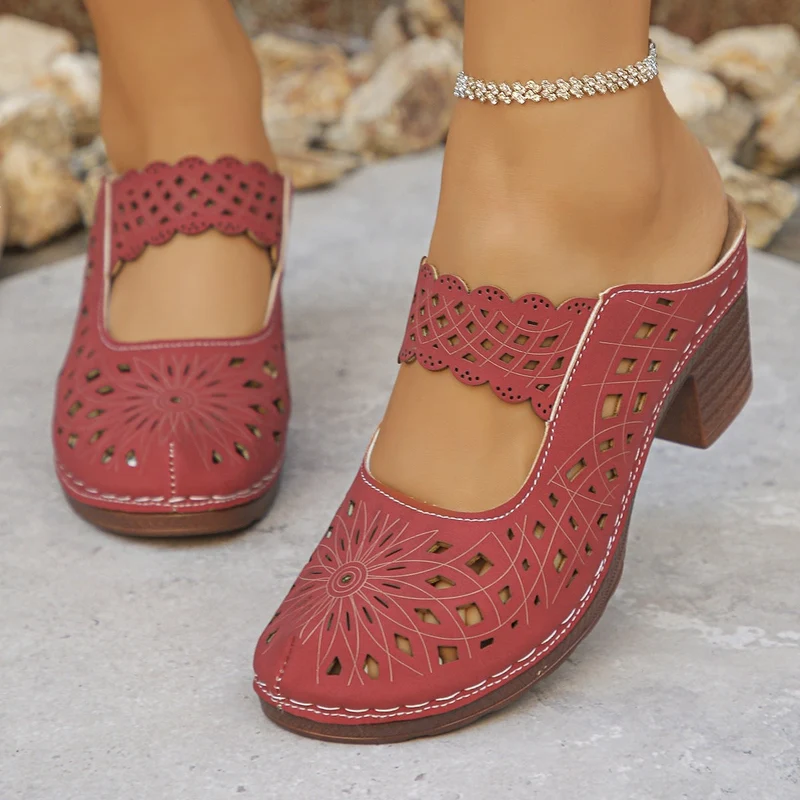 Damen Offene Clogs mit filigranem Muster und holz-ähnlichem Absatz