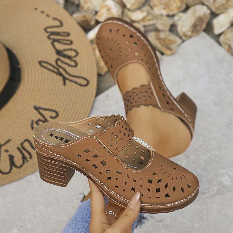 Damen Offene Clogs mit filigranem Muster und holz-ähnlichem Absatz