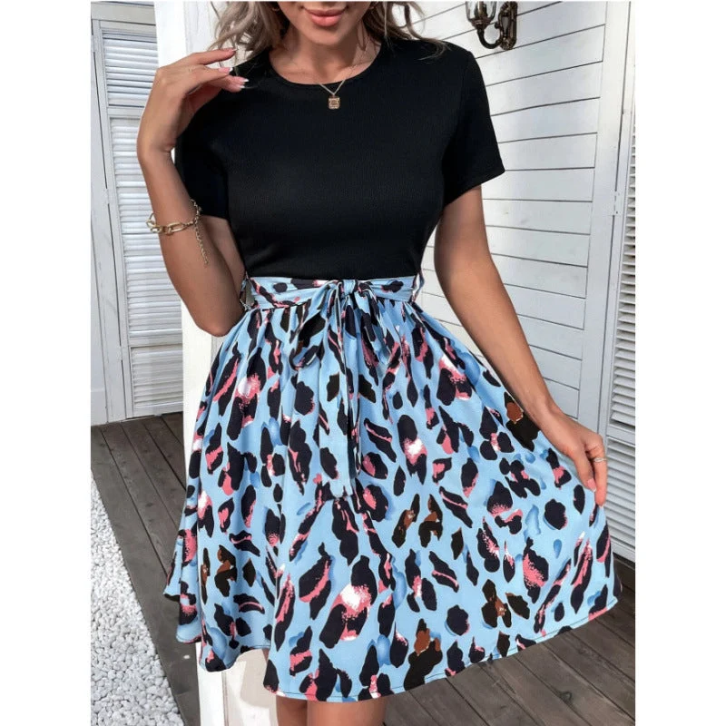 Damen Kleid mit tailliertem Design und modernem Tierdruck
