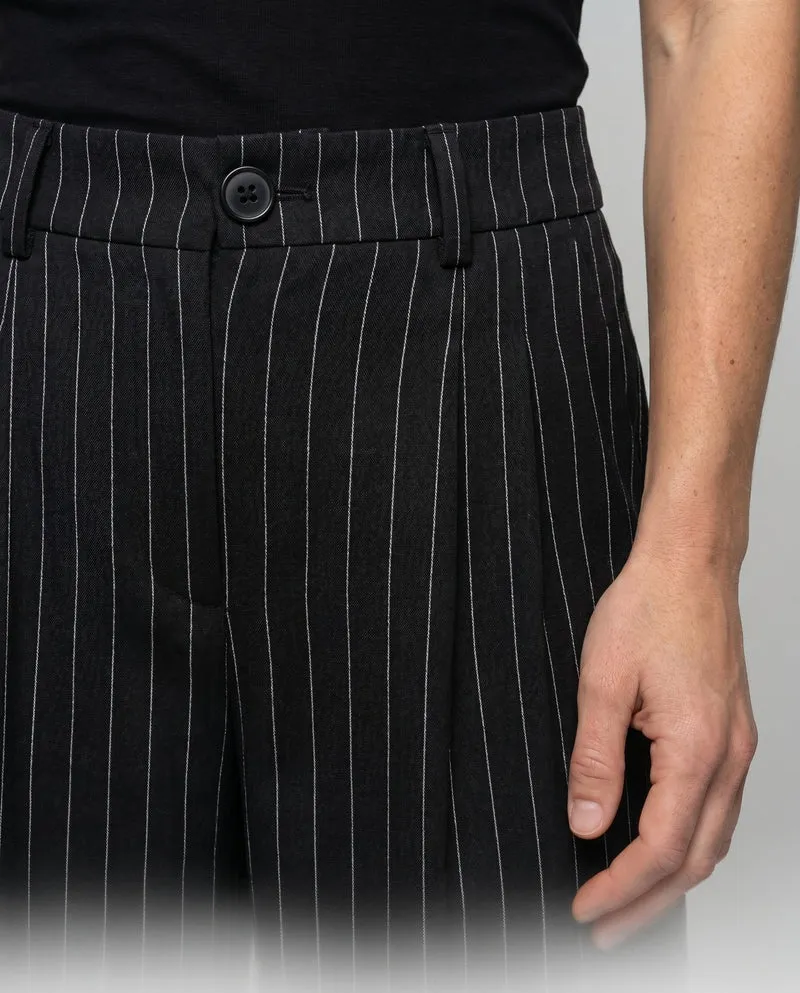 Damen Weit geschnittene Hose mit eleganten Falten und feinen Streifen