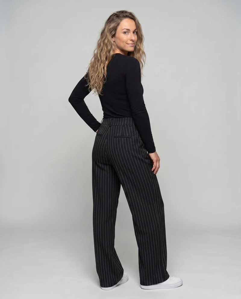 Damen Weit geschnittene Hose mit eleganten Falten und feinen Streifen