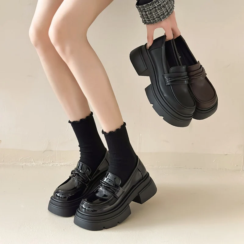 Damen Modische Loafers mit glänzender Oberfläche und robustem Plateau