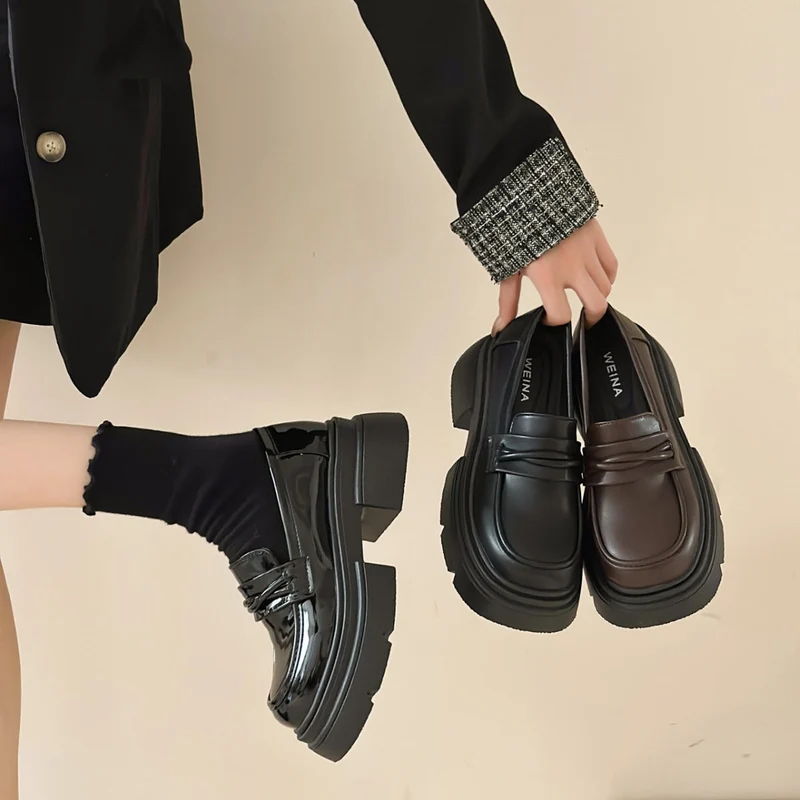 Damen Modische Loafers mit glänzender Oberfläche und robustem Plateau