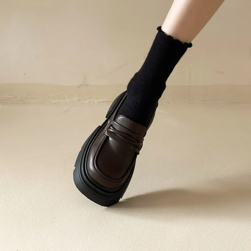 Damen Modische Loafers mit glänzender Oberfläche und robustem Plateau