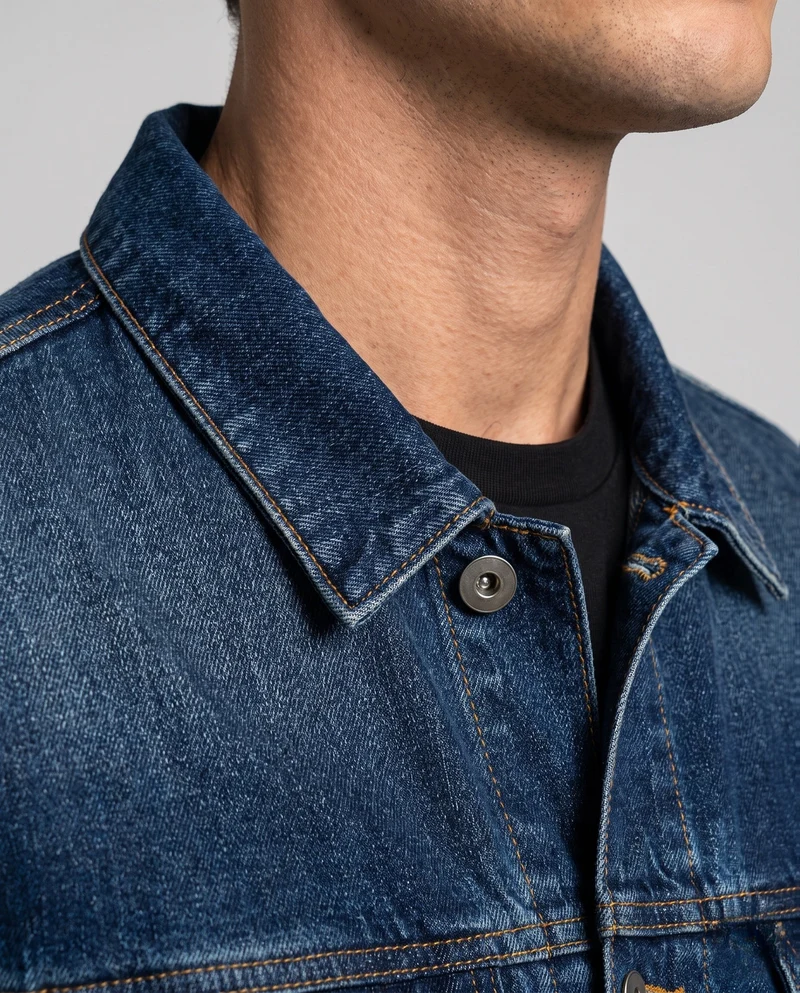 Herren-Denimjacke im Trucker-Stil mit kontrastierenden Nähten und Brustklappentaschen Nord Taschen