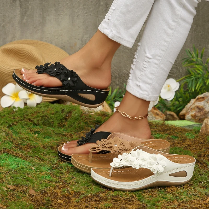 Damen Blumengezierte Zehentrenner-Sandalen mit ergonomischem Fußbett
