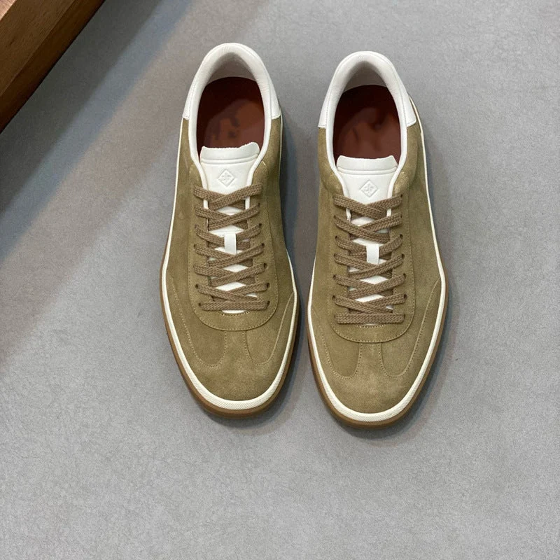 Damen Sneaker aus weichem Wildleder mit raffiniertem Schnürsystem