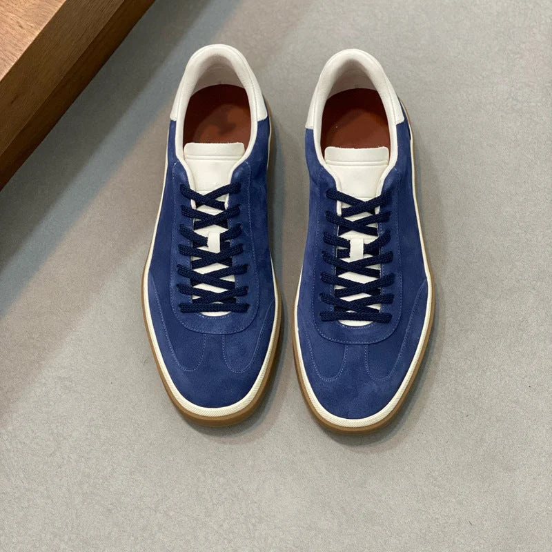 Damen Sneaker aus weichem Wildleder mit raffiniertem Schnürsystem