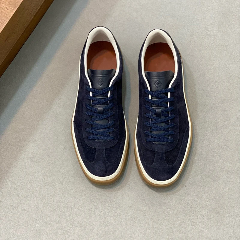 Damen Sneaker aus weichem Wildleder mit raffiniertem Schnürsystem
